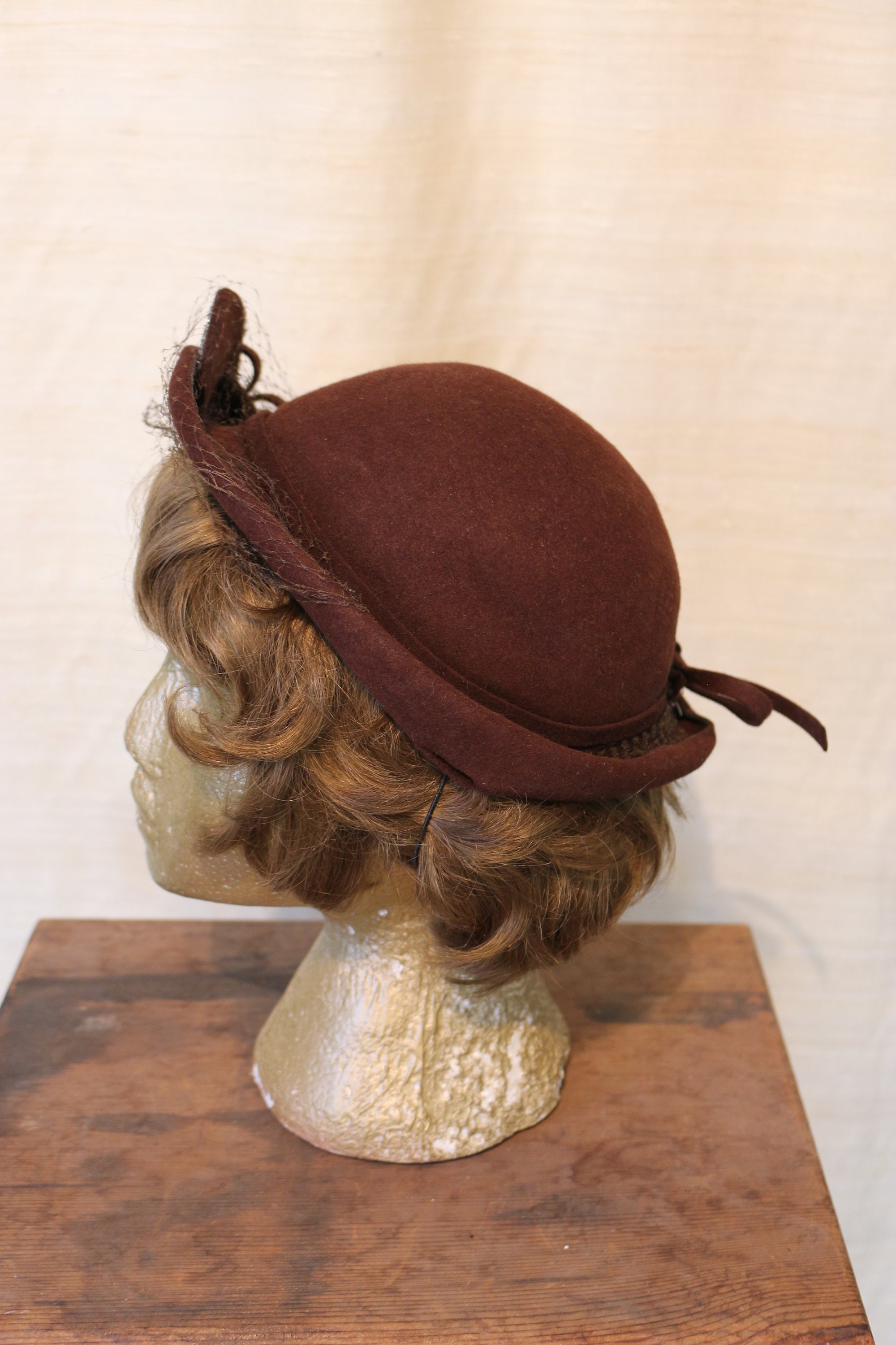COMELY 1940s\' BROWN VELOUR FELT HAT + GOLD STUDS & VEILING Dune Wanderer Felt Hat for Sale – Tibet Camel Cowboy Hat  main image 4