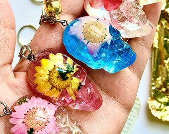 Personalized Flower roses Skull Keychain: real Dried Flowers preserved in Resin
