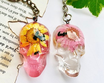 flower skull keychain, flower skull with real roses flowers, floral resin skull keychain, spooky season, halloween