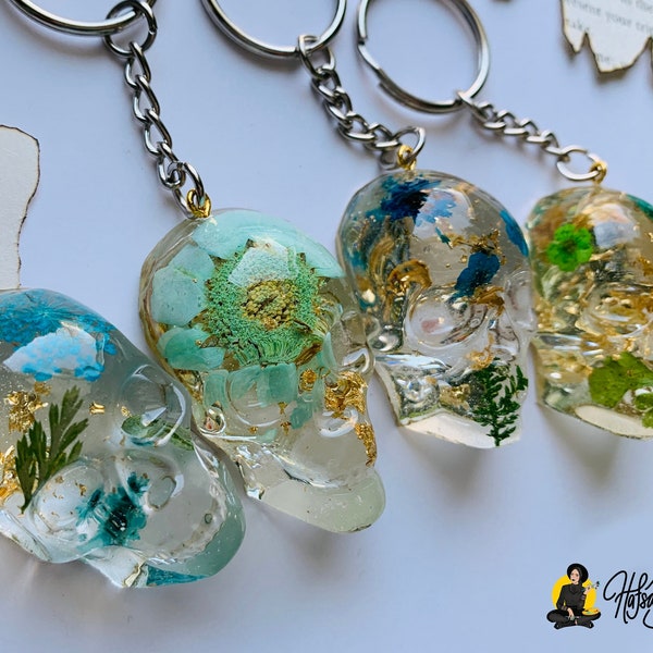 real flower skull keychain, floral resin skull keychain, sugar skull, clear skull resin keychain, personalized