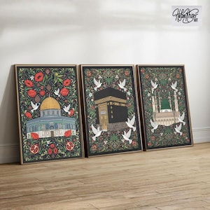 Puede incluir: Tres impresiones artísticas enmarcadas que representan lugares emblemáticos islámicos. Las impresiones muestran la Cúpula de la Roca, la Kaaba y la Mezquita del Profeta, cada una rodeada de patrones florales y palomas blancas. Los marcos son dorados y la obra está sobre un fondo oscuro.