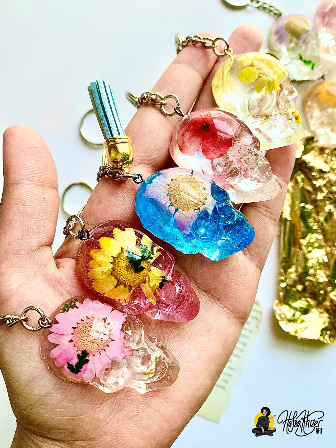 Porte-clés tête de mort en résine florale fleurs séchées et feuille d