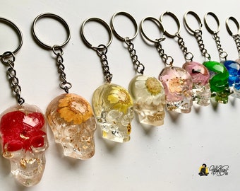 Porte-clés tête de mort en résine florale fleurs séchées et
