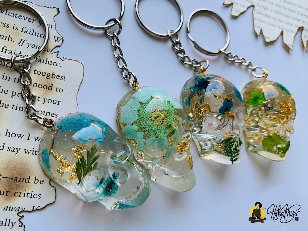 Porte-clés tête de mort en résine florale vraies fleurs séchées