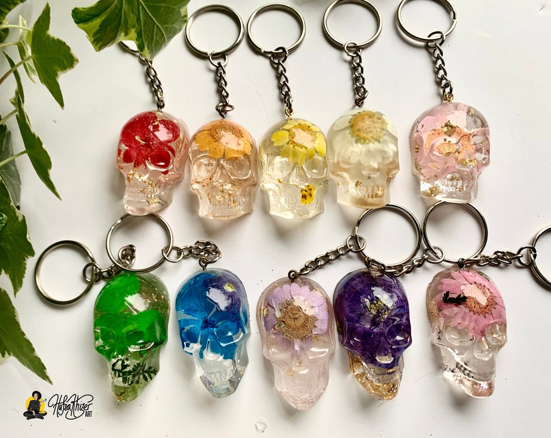 Porte-clés tête de mort en résine florale fleurs pressées et feuille d