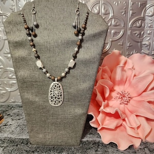 Élégant, raffiné et intemporel ! Cet ensemble de boucles d&#39;oreilles et de collier est un ensemble neutre unique en son genre qui aurait fière allure avec n&#39;importe quelle tenue