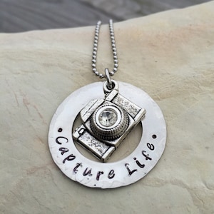 Collana Capture Life, collana con macchina fotografica, collana con fotografo, gioielli fotografici personalizzati, stampati a mano
