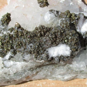 Cristaux de pyrite sur cristaux de quartz avec quelques cristaux de calcite Grand spécimen 4