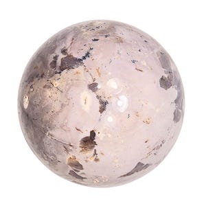 Op de afbeelding: Een gepolijste bol met een gemarmerd uiterlijk. De bol heeft een mix van lichtroze, grijze en bruine tinten, met donkere spikkels en vlekken. Het oppervlak heeft een glanzende afwerking en reflecteert licht.