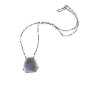 Colar exclusivo com pingente de ágata cinza. Configuração de prata fina. Moderno. Feito à mão.