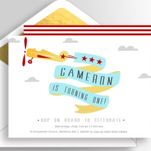 Peut inclure: Un avion jaune avec des &eacute;toiles rouges vole &agrave; travers les nuages avec une banni&egrave;re bleue et jaune qui dit "Cameron a un an !" L'invitation est pour une f&ecirc;te d'anniversaire le 1er juillet &agrave; 11h00.