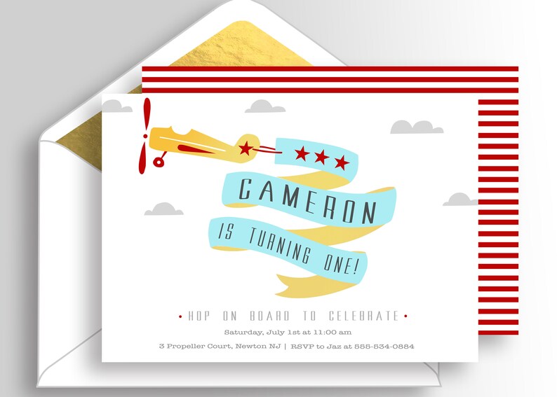 Peut inclure: Un avion jaune avec des &eacute;toiles rouges vole &agrave; travers les nuages avec une banni&egrave;re bleue et jaune qui dit "Cameron a un an !" L'invitation est pour une f&ecirc;te d'anniversaire le 1er juillet &agrave; 11h00.