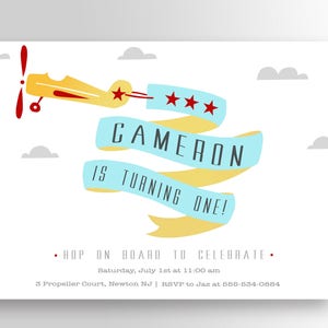Peut inclure: Une invitation d'anniversaire avec un avion de dessin anim&eacute; volant dans les airs avec une banni&egrave;re qui dit "CAMERON A 1 AN !" La banni&egrave;re est jaune et bleue avec des &eacute;toiles rouges. L'invitation est pour une f&ecirc;te le samedi 1er juillet &agrave; 11h00. L'adresse est 3 Propeller Court, Newton NJ. RSVP &agrave; Jaz au 855-534-0884.