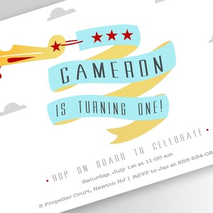 Peut inclure: Un avion jaune avec des accents rouges tire une banni&egrave;re bleue et jaune qui dit "CAMERON IS TURNING ONE!" avec trois &eacute;toiles rouges. L'invitation comprend &eacute;galement le texte "HOP ON BOARD TO CELEBRATE. Saturday, July 1st at 11:00 am 3 Propeller Court, Newton NJ | RSVP to Jaz at 555-534-0884"
