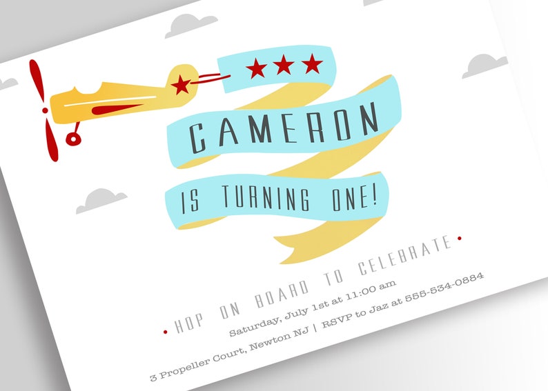 Peut inclure: Un avion jaune avec des accents rouges tire une banni&egrave;re bleue et jaune qui dit "CAMERON IS TURNING ONE!" avec trois &eacute;toiles rouges. L'invitation comprend &eacute;galement le texte "HOP ON BOARD TO CELEBRATE. Saturday, July 1st at 11:00 am 3 Propeller Court, Newton NJ | RSVP to Jaz at 555-534-0884"