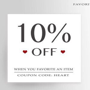 Peut inclure: Une carte blanche avec du texte noir qui dit "10% OFF" avec deux c&oelig;urs rouges de chaque c&ocirc;t&eacute; du mot "OFF". Le texte ci-dessous dit "WHEN YOU FAVORITE AN ITEM COUPON CODE: HEART" et le texte ci-dessus dit "FAVORITE HERE" avec une fl&egrave;che noire pointant vers la droite.
