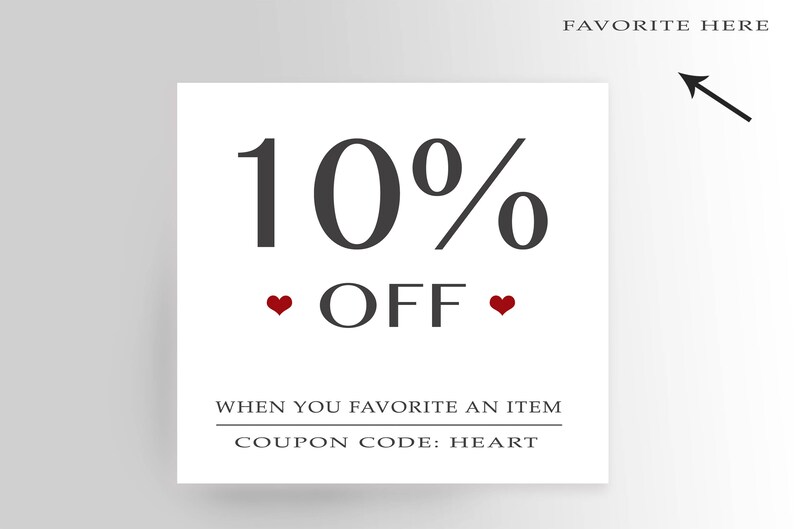 Peut inclure: Une carte blanche avec du texte noir qui dit "10% OFF" avec deux c&oelig;urs rouges de chaque c&ocirc;t&eacute; du mot "OFF". Le texte ci-dessous dit "WHEN YOU FAVORITE AN ITEM COUPON CODE: HEART" et le texte ci-dessus dit "FAVORITE HERE" avec une fl&egrave;che noire pointant vers la droite.