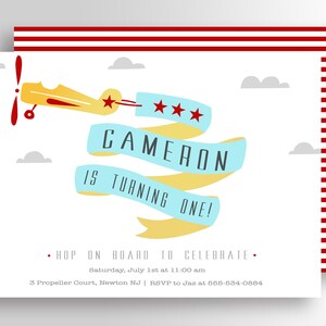 Peut inclure: Une invitation blanche avec des accents rouges et bleus. Un avion jaune avec une h&eacute;lice rouge vole en haut. Une banni&egrave;re bleue et jaune indique "CAMERON IS TURNING ONE!" avec trois &eacute;toiles rouges au-dessus. Le texte ci-dessous indique "HOP ON BOARD TO CELEBRATE. Saturday, July 1st at 11:00 am 3 Propeller Court, Newton NJ | RSVP to Jaz at 555-534-0884"