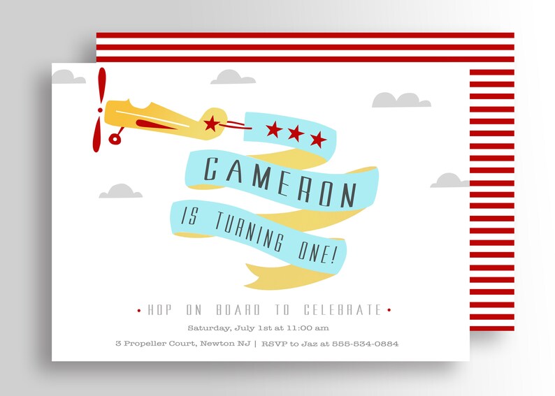 Peut inclure: Une invitation blanche avec des accents rouges et bleus. Un avion jaune avec une h&eacute;lice rouge vole en haut. Une banni&egrave;re bleue et jaune indique "CAMERON IS TURNING ONE!" avec trois &eacute;toiles rouges au-dessus. Le texte ci-dessous indique "HOP ON BOARD TO CELEBRATE. Saturday, July 1st at 11:00 am 3 Propeller Court, Newton NJ | RSVP to Jaz at 555-534-0884"