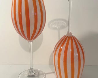 Set van 2 Cabana wijnglazen met oranje strepen, 24 cm hoog.