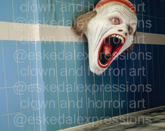 Op de afbeelding: Een wit en rood clownsmasker met een wijd open mond en een rode tong die eruit hangt. Het masker is gemonteerd op een blauwe betegelde muur.