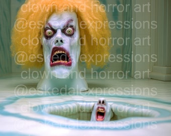 Op de afbeelding: Een grotesk clownmasker met geel haar en een bleek gezicht, met een wijd open mond en intense ogen. Een ander soortgelijk masker lijkt uit een zwembad te komen. De afbeelding bevat de tekst "@eskedalexpressions clown and horror art".