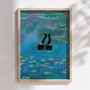 Zabawne czarne koty pływające w stawie z liliami w stylu Moneta, wydruk ścienny, fantazyjny impresjonistyczny wystrój kotów, surrealistyczne dzieło sztuki