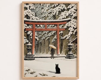 Könnte beinhalten: Ein gerahmter Kunstdruck zeigt eine verschneite Waldszene mit einem roten Torii-Tor, zwei Steinlaternen und einer Person mit einem hellen Regenschirm. Eine schwarze Katze sitzt im Vordergrund auf dem schneebedeckten Boden bei Schneefall.