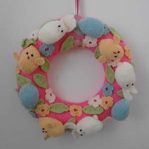 Knitting pattern for easter wreath with bunnies, chicks, eggs, flowers