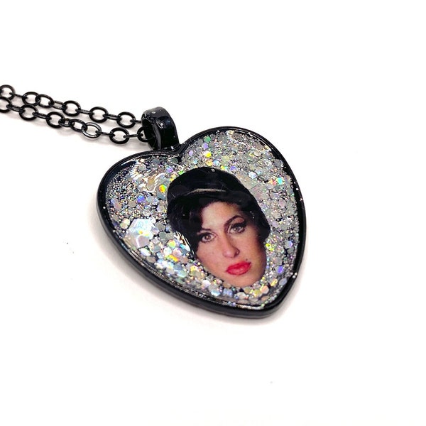 AMY WINEHOUSE pendentif en forme de coeur avec chaîne