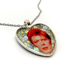 Collier fait main - Pendentif cœur avec fond pailleté holographique - Cadeau pour les fans de David Bowie