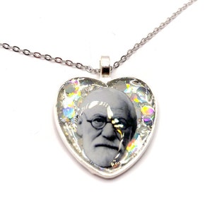 Handgefertigte Halskette – herzförmiger Anhänger und holografischer Glitzerhintergrund – Geschenk für Fans