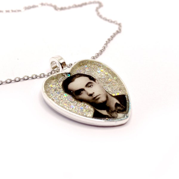 Federico García Lorca and José Pérez Ocaña glitter necklace