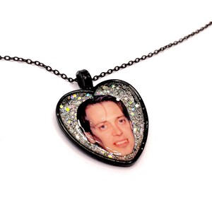 Colar STEVE BUSCEMI - Pingente em formato de coração com fundo de brilho holográfico - Presente para fãs