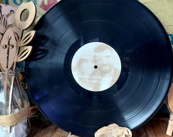 Alternativa personalizada ao livro de assinaturas de casamento em vinil de 12 polegadas, com gravação a laser personalizada no centro, música da primeira dança e data do casamento.