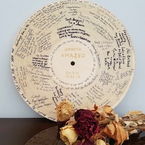 Gepersonaliseerd bruiloftsgastenboek Alternatief First Dance Song gegraveerde LP-plaat gegraveerd aan beide zijden met standaard.