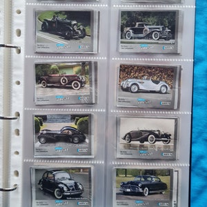 Op de afbeelding: Een verzameling vintage auto-verzamelkaarten met verschillende merken en modellen, waaronder een Duesenberg, een Bugatti Type 57 SC Atla, een Mercedes Benz S en een Volkswagen Kever. De kaarten worden getoond in een doorzichtige plastic map met een zwart-wit geruit patroon.