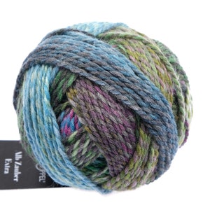 Peut inclure: Une pelote de laine dans des tons de bleu, vert, violet et gris. La laine est un mélange de textures et de couleurs, créant un aspect unique et intéressant.