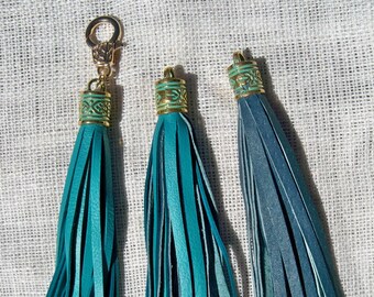 Portachiavi con nappa in pelle. Ciondolo per borsa. Frange in pelle. Turchese