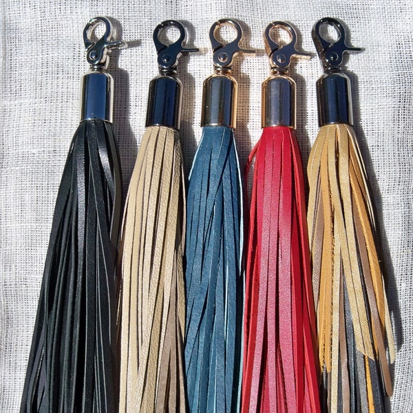 Gros pompon en cuir. Frange en cuir. Porte-clés en cuir. Sélectionnez la couleur