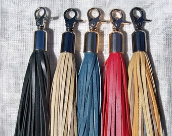Grande nappa in pelle. Frange in pelle. Portachiavi in pelle. Seleziona il colore