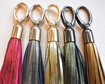 Portachiavi con nappa in pelle metallizzata grande, frange in pelle. Colore oro, argento, bronzo
