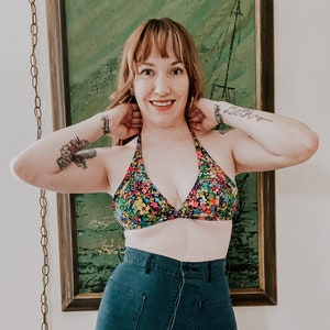1970&#39;s Vintage Psychedelic Floral Bikini Top
