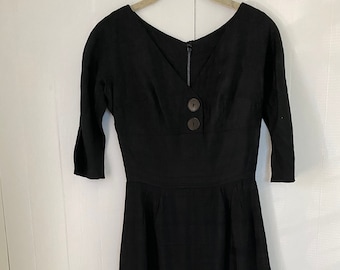 Petite robe de cocktail noire vintage des années 1960