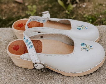 Hanna Andersson Swedish White Leather Embroidered Clogs