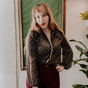1960er Jahre Sheer Brown Polka Dot Bluse