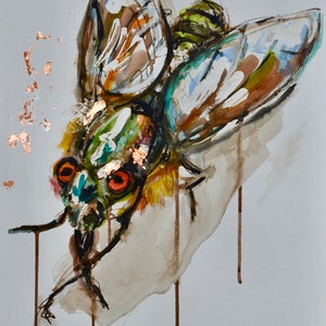 Puede incluir: Pintura de acuarela de un insecto verde y azul con alas grandes. El insecto tiene ojos rojos y está pintado en un estilo realista. El fondo es blanco con acentos dorados.