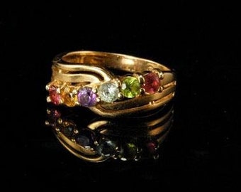 Anillo vintage con múltiples gemas, citrino, amatista, peridoto y topacio en oro de 10 quilates.