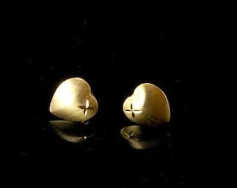 vintage matte 14k yellow gold heart stud earrings