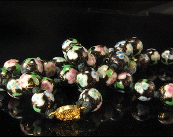 Collar vintage chino de cuentas de flores de cloisonné negras y verdes con nudo